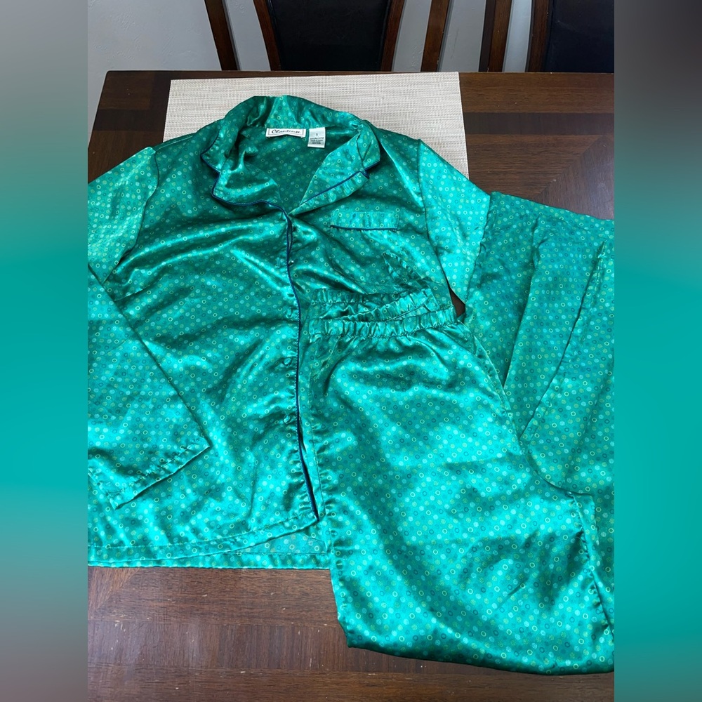 Woman’s size small satin like pj set